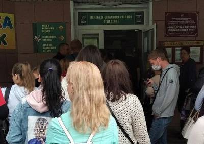 Фото: у детской поликлиники в Рязани скопилась гигантская очередь