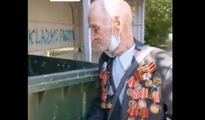 Тюменского ветерана сняли на видео, когда он искал еду в мусорном баке