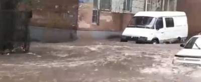 Дождевыми потоками в Ростове затопило шесть социальных объектов и частные дома