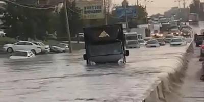 Жители Ростова выкладывают видео затопленного ливнем города