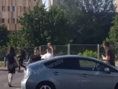 «Танцы на ринге»: в Киев на дороге произошла курьезная драка между водителями