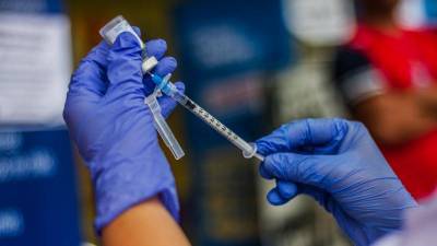 Вакцину от коронавиурса в России планируют зарегистрировать в августе