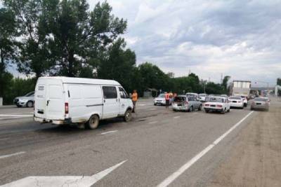 В Краснодарском крае в массовом ДТП пострадала водитель иномарки