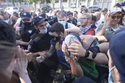 Митингующие с палками хотели попасть в Раду, но их остановили копы с резиновыми дубинками: видео драки