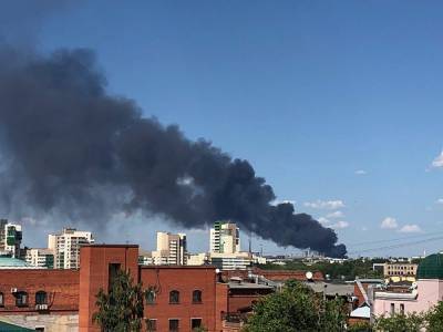 В Челябинске горит производственное помещение. Столб черного дыма виден со всего города