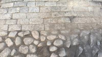 Активисты расчистили старинное мощение во дворе дома на Римского-Корсакого