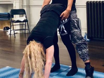 Мадонна удивила интимной позой на тренировке