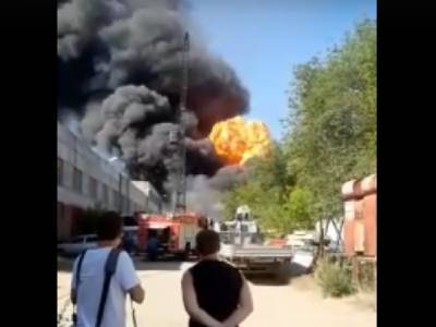 В Челябинске тушат сильнейший пожар. Густой дым виден со всего города