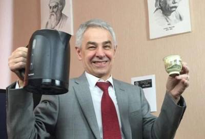 Видео: новой звездой TikTok стал 70-летний преподаватель физики из Петербурга