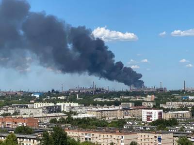 Горит масло. В Челябинске площадь пожара на складе с ГСМ достигла 700 кв. метров
