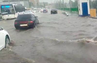 В Ростове-на-Дону затопило улицы из-за сильного дождя
