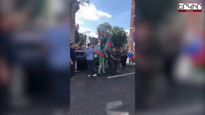 Представители азербайджанской общины напали на посольство Армении в Лондоне