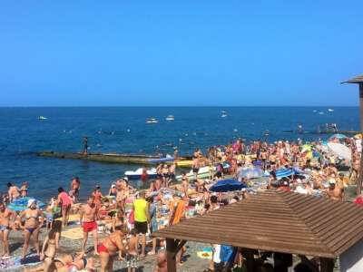 На пляжах Сочи перестали помещаться приехавшие туристы