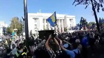 В Киеве у Верховной рады митингуют националисты