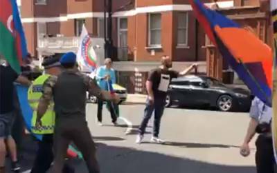 Столкновения у посольства Армении в Лондоне: видео стычки армян с азербайджанцами