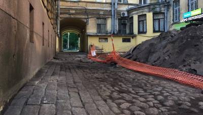 Фрагмент булыжной мостовой обнаружили во дворе дома на Римского-Корсакова