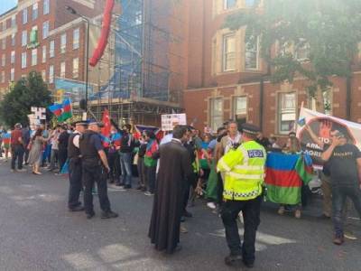 Армяне и азербайджанцы столкнулись акциями протеста в Лондоне