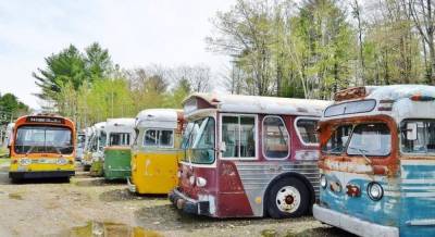 Украинских детей хотят пересадить на старые школьные автобусы из Канады и США