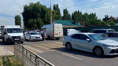 Иномарка сбила мать с 5-летним сыном на пешеходном переходе в Воронеже