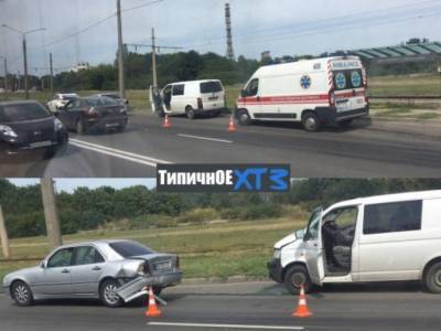 На Салтовском шоссе в Харькове столкнулись микроавтобус и легковушка