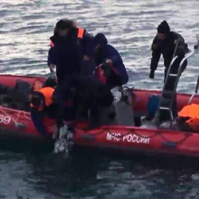 Спасатели МЧС на лодках оказывают помощь жителя Ростова-на-Дону