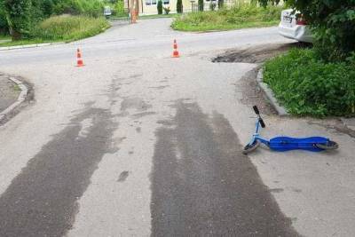 Маленький мальчик получил травмы, попав под машину на тротуаре в Тверской области