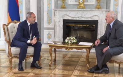 "Приходится воевать и за премьера, и за президента": Лукашенко пошутил о графике Пашиняна