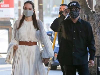 «Отношения в семье наладились»: Анджелина Джоли в белоснежном наряде гуляла с 16-летним сыном Паксом