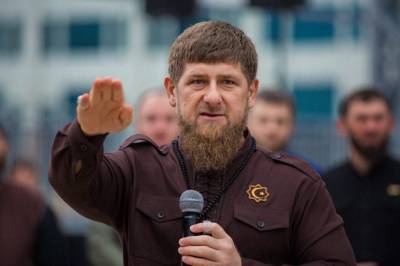 «Если работник не подписан, то это опасный для нас человек». Кадыров приказал бюджетникам подписаться на телеканал «Грозный» в соцсетях