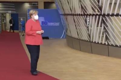 Меркель «заблудилась» на саммите ЕС и попала на видео