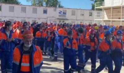 Сотни строителей в Санкт-Петербурге устроили митинг из-за задержки зарплат