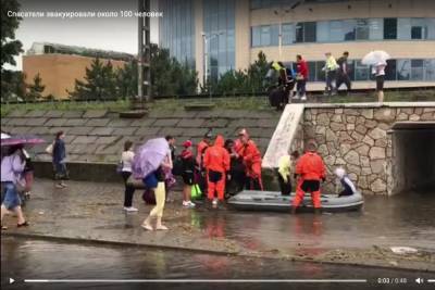 Ростовские спасатели эвакуировали почти 100 человек на лодках с ж/д вокзала