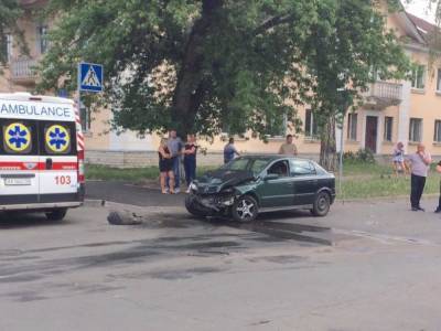 На Новой Дарнице в Киеве на перекрестке столкнулись две иномарки: есть пострадавшие