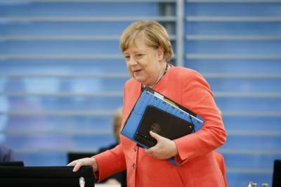 «Что там, за поворотом?»: в соцсетях обсуждают видео заблудившейся Меркель