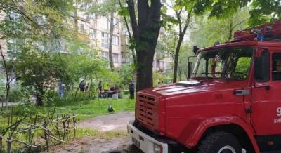 В Киеве мужчина пустил газ в квартире: коммунальщики эвакуировали подъезд – соцсети (фото)