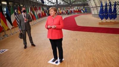 Меркель «заблудилась» в кулуарах саммита ЕС в своей день рождения — видео