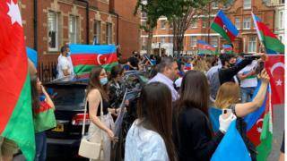 Лондон: драка на акции протеста азербайджанцев у посольства Армении