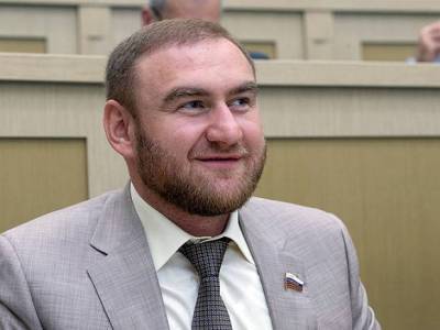 Суд в Москве продлил арест бывшему сенатору Арашукову и его отцу