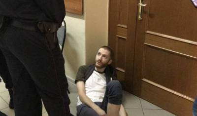 Журналиста Давида Френкеля обвинили в неповиновении сломавшему ему руку полицейскому