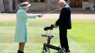 Британская королева посвятила в рыцари 100-летнего ветерана войны