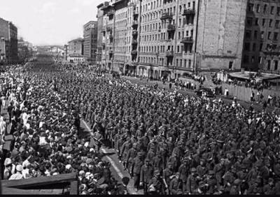 В этот день в 1944 году по Москве под конвоем прошли 57 тыс. военнопленных немцев