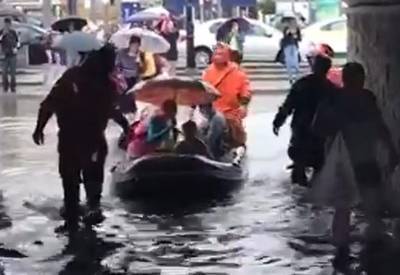В Ростове-на-Дону во время потопа потоком воды унесло пожилого пенсионера