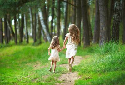 Пешком до Коммунара: две маленькие девочки вышли на прогулку и заблудились