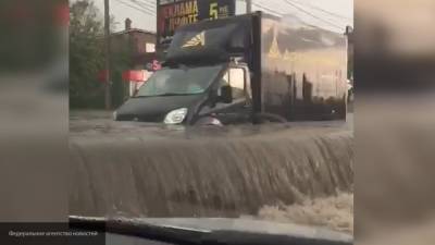 Ливень затопил автомобили в Ростове-на-Дону