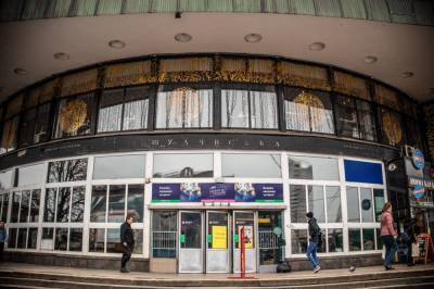 В Киеве возле станции метро "Шулявская" произошел взрыв, пострадал мужчина