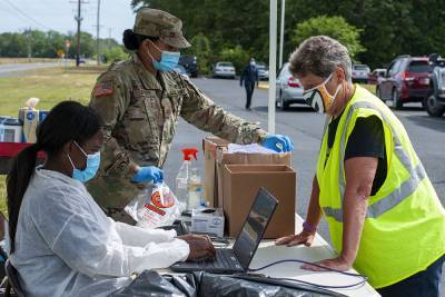 В Техас и Калифорнию направили военных медиков для борьбы с эпидемией