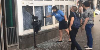 Взрыв прогремел на входе в метро в Киеве, есть пострадавший: кадры с места ЧП