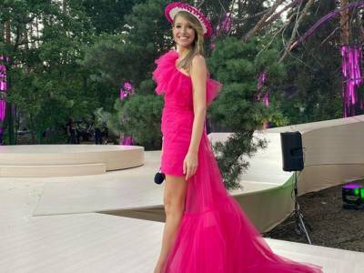 «Модный цвет фуксии»: Катя Осадчая восхитила поклонников эксклюзивным платьем