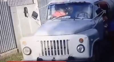 В Житомире под колесами грузовика погиб ребенок: родители едва не совершили самосуд над водителем (видео)