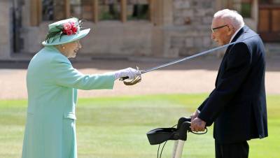 Елизавета II посвятила в рыцари 100-летнего ветерана Второй мировой